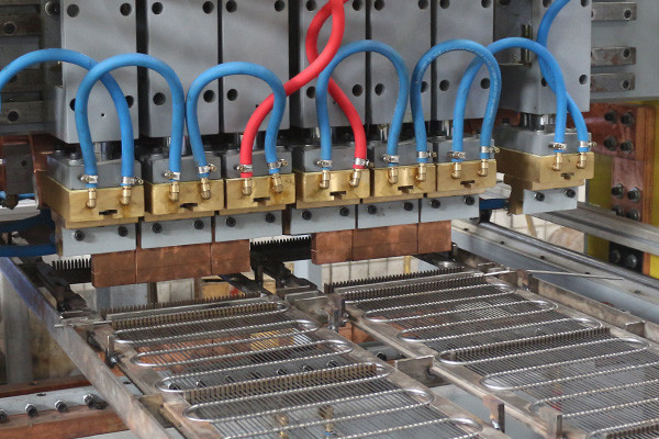 Hwashi Full Automatic Steel Wire Mesh Condenser Copper Buddy Tube and Multi-Point Spot Welding Machine (Хваши полный автоматический стальной проволочный конденсатор) Медная трубка и многоточечная сварочная машина