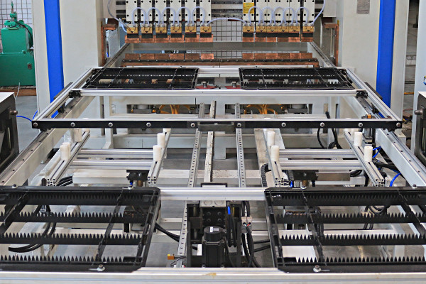 Hwashi Gantry Type Wire Mesh Welding Machine for Refrigerator Rack Frame (Машина для сварки проволочной сетки типа Hwashi Gantry для шкафчиков холодильников)