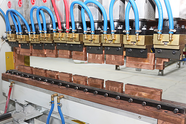 Hwashi Gantry Type Wire Mesh Welding Machine for Refrigerator Rack Frame (Машина для сварки проволочной сетки типа Hwashi Gantry для шкафчиков холодильников)