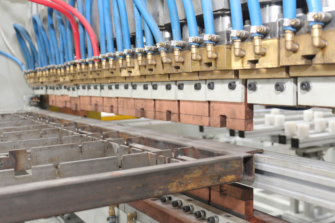 Автоматизированная высокоскоростная холодильная конденсаторная сварочная машина с настраиваемой конденсаторной производственной линией из проволочной трубы и интегрированной сваркой и изгибом