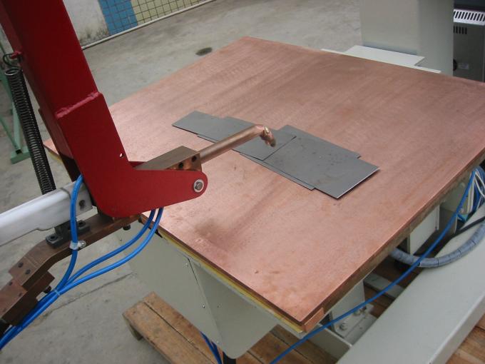 Сварочный аппарат пятна сопротивления таблицы сварщика металлического листа плоской плиты алюминиевый