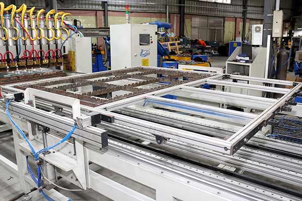 Линия по производству конденсаторов для проволочных труб холодильников, сварочный и гибочный станок 9